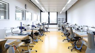 Item hat an Meko 100 Arbeitstische geliefert, die für die Ansprüche des Bestellers individuell angepasst wurden. Es geht dabei um die Prüfung von anspruchsvollen Komponenten mit empfindlichen Mikroskopen. Welche Herausforderungen es zu meistern galt, erfahren Sie hier ... (Bild: Item)