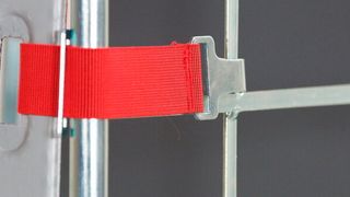 Statt Meter um Meter Folie als Transportsicherung um den Rollbehälter zu wickeln, sichern seitlich zwei hochbelastbare Strukturkammerplatten die Ware bei Spar, die einfach in das fest verbaute Gestänge eingehängt werden. (RS-Systems)