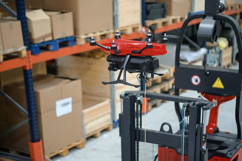 Die „Flybox“ wird bei ihrem Inventureinsatz von einem Linde L-Matic geführt. Drohne und Robotikgerät sind über einen Spannungswandler sowie ein sich selbst justierendes Kabel miteinander verbunden. (Linde Material Handling)