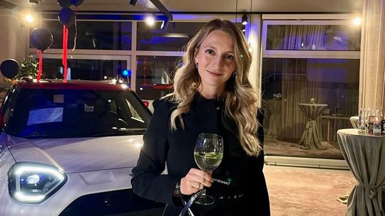 Gastgeberin Lea Schwarz, Prokuristin von Motorheimat, will mit den Mini Afterworks die regionale Wirtschaft vernetzen. (Bild:  Motorheimat)