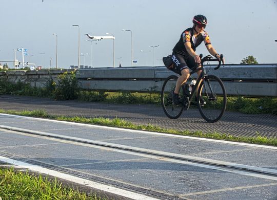 Module für Radinfrastuktur:  Die Entwickler von Colas/Wattway bringen die PV-Module jetzt nicht mehr auf eine Straße, sondern auf einen Radweg. Dabei sind die Paneele dünner und mit 148 Wp/m² auch effizienter.(Bild:  Oscar Timmers/CAPA Pictures)
