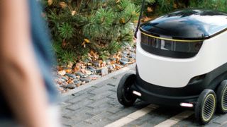 Teilen sich künftig den Gehweg: Passanten aus Fleisch und Blut und der autonom agierende Zustellroboter von Starship Technologies. (Starship/Hermes)