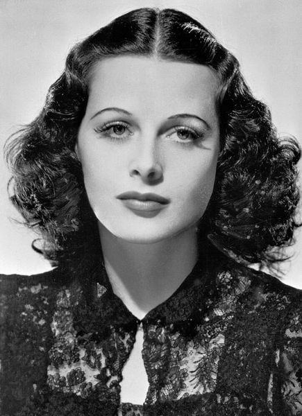 Hedy Lamarr entwickelte 1942 zusammen mit dem Komponisten George Antheil die Frequenzsprung-Technologie (Frequency Hopping), die ursprünglich zur störungsfreien Steuerung von Torpedos im Zweiten Weltkrieg gedacht war. Die Technologie bildet heute die Grundlage für moderne drahtlose Kommunikationssysteme wie WLAN, Bluetooth und GPS und machte Lamarr zu einer Pionierin der modernen Telekommunikation. (Bild: https://digital.library.ucla.edu/catalog/ark:/21198/zz002d9663, https://creativecommons.org/licenses/by/4.0/)
