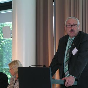 Michael Ziesemer, Chief Operating Officer bei Endress und Hauser, ordnet die Unternehmensleistung in die der gesamten Branche ein: "Wir haben von einer guten Branchenkonjunktur profitiert. Der ZVEI schätzt, dass die deutsche Automatisierungsindustrie im vergangenen Jahr um 16 Prozent zulegen konnte. Nach einem Minus von ebenfalls 16 Prozent im Jahr 2009 ist die Branche damit noch nicht wieder auf dem Niveau von vor der Krise. Wir selbst liegen, wie andere Unternehmen auch, über dieser Marke. Auch deshalb, weil sich Prozessautomatisierung und Instrumentierung – der Kern unseres Geschäfts – besser entwickelt haben als die Automatisierungsbranche insgesamt. Es besteht also kein Anlass, etwas an unserer strategischen Ausrichtung zu ändern!" 