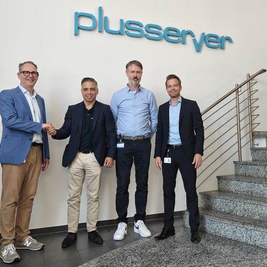 Freuen sich über die geschlossene Kooperation (v.l.n.r.): Dr. Jürgen Kohr, Geschäftsführer TÜV TrustT IT, Dr. Marc Wilczek, CEO, plusserver, Dirk Münchhausen, Geschäftsführer TÜV Trust IT und Peter Höhn, CCO, plusserver.(Bild:   plusserver, TÜV Trust IT)
