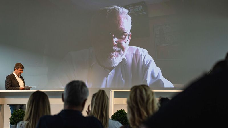 Die IT-Sicherheit stand am ersten Kongresstag ebenfalls im Fokus. Michael Kotlenga, Geschäftsführer des Autohauses Schönauen, schilderte virtuell zugeschaltet, wie das Familienunternehmen Opfer eines Cyberangriffs wurde, und welche Maßnahmen Autohäuser treffen sollten, um sich vor solchen Attacken zu schützen. (Bild: Stefan Bausewein)