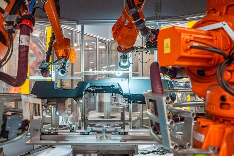 Shopfloor Digital: Die in Landshut gefertigten Cockpits werden in der Fertigung vollautomatisch geprüft und verpackt. Autonome Transportsysteme übernehmen den Weitertransport. (Bild: BMW)