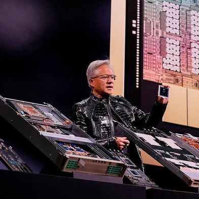 DGX Vera Rubin: CEO Jensen Huang stellt auf seiner Keynote zur CES 2026 die KI-Server der nächsten Generation vor. (Bild: Nvidia)