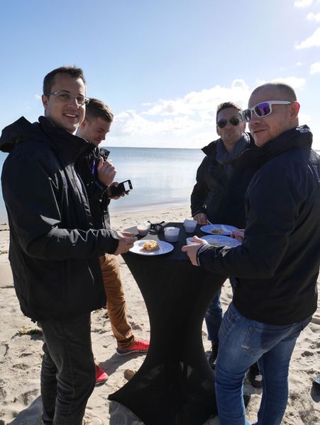 v.l. Dominic Mein, BenQ, Fabian Klußmann, AVI Studio, Markus Bosch, Bürocentrum Wolbers und Sven Guse, Guselux stärken sich bei Kaffee und Kuchen  (IT-BUSINESS)