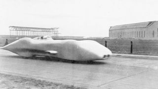 Rudolf Caracciola mit dem Mercedes-Benz Zwölfzylinder-Rekordwagen W 125 vor dem Flughafen in Frankfurt am Main. (Daimler)