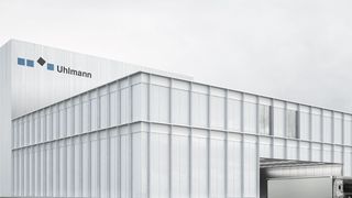 Mit einer Länge von 135 Metern, einer Breite von 52 Metern und einer Höhe bis zu 26 Metern ist der Neubau das größte in einem Abschnitt gebaute Projekt in der Firmengeschichte von Uhlmann. (Bild: Barkow Leibinger)