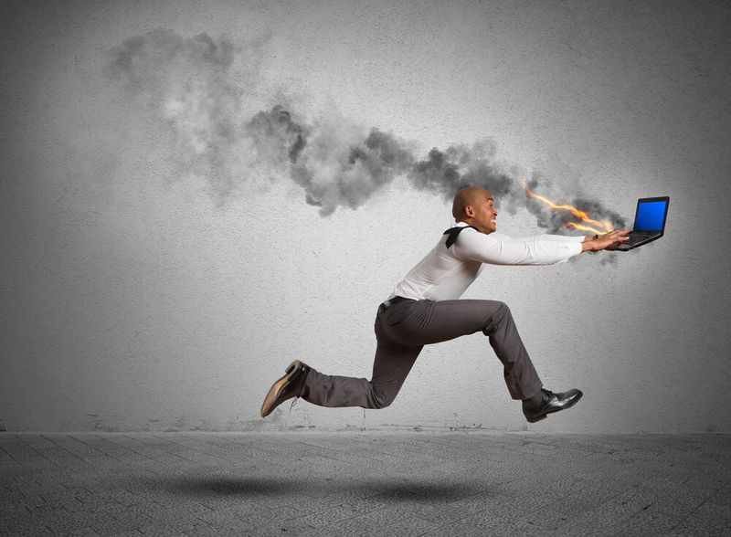 22. Juli 2021: Auch Akamai, ein Serviceanbieter für CDN-Dienste (Content Delivery Network), erlitt im vergangenen Jahr eine schwere Störung. Laut Akamai habe ein Software-Update den Fehler verursacht. Es wurde wieder zurückgerollt und um auszuschließen, dass künftige Updates zu ähnlichen Problemen führen, wurde der Update-Prozess überarbeitet. Obwohl das einfach klingt, war der Umfang des Ausfalls Thousandeyes zufolge erheblich. Denn Akamai ist einer der weltweit führenden CDN-Anbieter mit einem großen Kundenstamm. Zahlreiche Webseiten und Anwendungen, zum Beispiel von großen Banken und Fluggesellschaften, waren zeitweise oder vollständig nicht mehr erreichbar. Bereits am 16. Juni hatte Akamai mit dem DDoS-Abwehrdienst Prolexic Routed zu kämpfen. Bei diesem kam es zu einer Service-Unterbrechung, von der der asiatisch-pazifische Raum betroffen war. Laut Thousandeyes dauerte der Ausfall mindestens vier Stunden. (Bild: alphaspirit - stock.adobe.com)