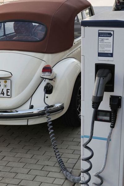 Mittels CCS-Schnellladesystem lässt sich innerhalb einer Stunde Strom für rund 150 Kilometer nachladen. (Volkswagen)