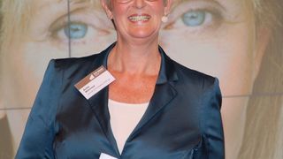 Anita Würmser, Vorsitzende der Jury des IFOY Awards, führte durch die Preisverleihung. (Bild: Maienschein)