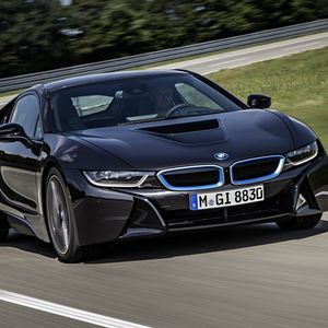 Der BMW i8 startet ab Juni 2014 auf sportliche und umweltfreundliche Weise auf den Straßen durch.