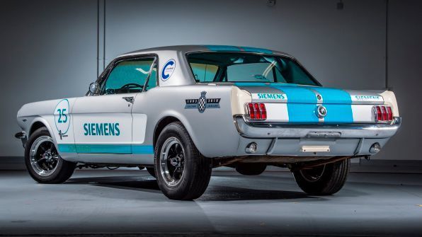 Die größte technische Herausforderung für die Ingenieure war es, das mechatronische System so einzurichten, dass es die Bremsen, Lenkung und Beschleunigung des Oldtimers korrekt steuert. (Siemens)