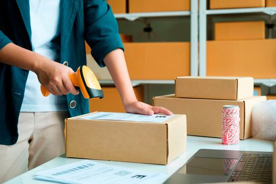 Etwa 44 Prozent der deutschen Shopper präferieren E-Mail-Benachrichtigungen, 41 Prozent nutzen Apps auf dem Smartphone.(Bild:  iJeab/Shutterstock/Packlink)