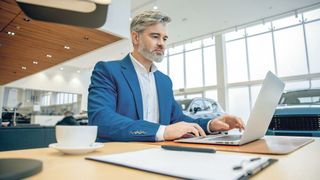 Bei differenzbesteuerten Gebrauchtwagen haben bürokratische Anforderungen oberste Priorität – von der korrekten Rechnungstellung bis zur Dokumentation. (Bild: © zinkevych - adobe.stock.com)