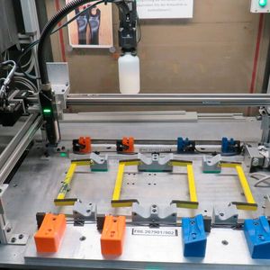 With the compact flat gantry DLE-FG-0002, Meleghy Automotive automates barcode application on structural components.(Image: Igus)