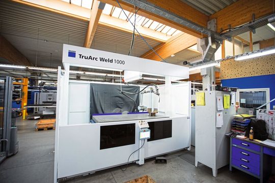 Die mit einem Cobot von Universal Robots automatisierte Schweisszelle Truarc Weld 1000 entlastet die Schweissfachkräfte von monotonen, häufig wiederholten Tätigkeiten. Die mit einem Cobot von Universal Robots automatisierte Schweisszelle Truarc Weld 1000 entlastet die Schweissfachkräfte von monotonen, häufig wiederholten Tätigkeiten.