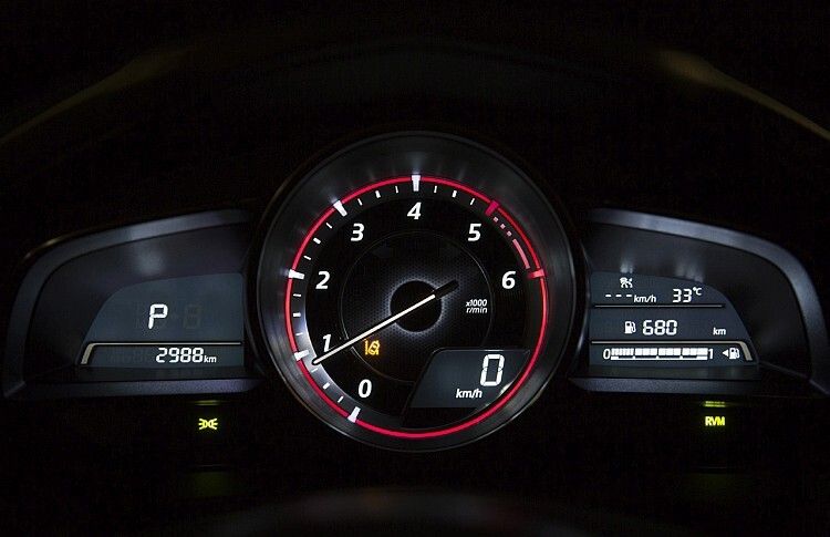 Die Instrumentierung könnte allerdings etwas umfangreicher sein, vor allem der Tacho ist kaum zu sehen. (Foto: Mazda)