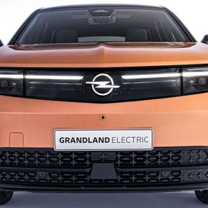 Sofort erkennbar ist der Grandland Nummer zwei an der 3D-Vizor-Front und dem erstmals beleuchteten Opel-Blitz im „Grill“.(Bild:  Opel)