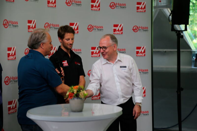 De gauche à droite: Gene Haas le patron de Haas Automation Inc., Romain Grosjean le pilote franco-suisse de l'écurie Haas F1 et Urs W. Berner le directeur d'Urma AG, distributeur suisse des machines de marque Haas. (JR Gonthier)