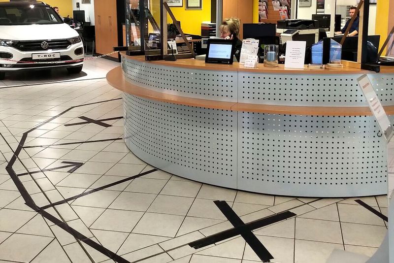 Abstand bitte: Klebestreifen auf dem Fußboden zeigen Kunden, wie weit sie herantreten dürfen. (Bild: Autohaus Liliensiek)