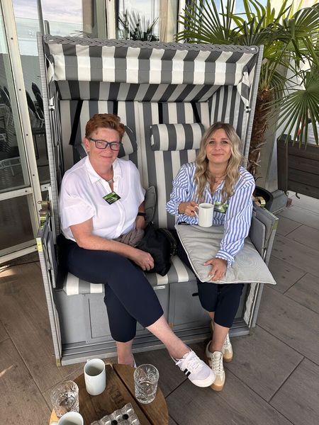 Sabine Panier-Budach und Denise Dietrich (Bechtle) haben einen gemütlichen Platz gefunden. (Bild: Vogel IT-Medien)
