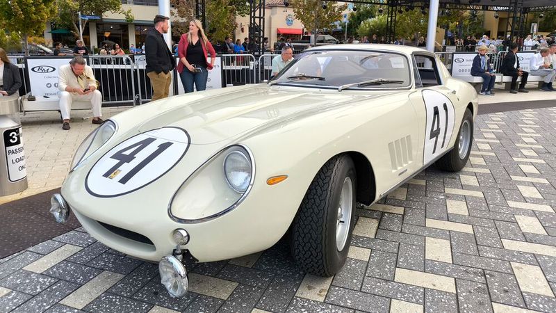 Der Karosserieentwurf des Ferrari 275 GTB stammt von Pininfarina. Die meisten 275 GTB haben eine Stahlkarosserie; lediglich Türen und Hauben sind aus Aluminium. Einige Aufbauten wurden allerdings auf Kundenwunsch ganz aus Aluminium gefertigt. So wie im Fall dieses 275 GTB/4 NART Alloy Coupés, das für 4,79 Mio. Euro einen neuen Eigner fand. (Bild: classic analytics)