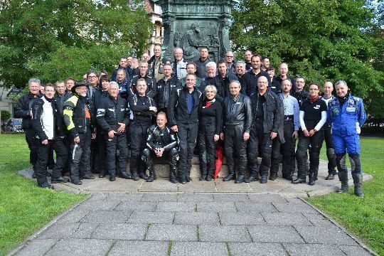 Men (and women) in black: Fotoshooting am Lutherdenkmal in Eisenach. (Rosenow)