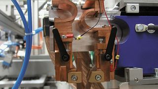 Widerstandsschweißen: Dieses Fügeverfahren ist durch modernste Steuer- und Regeltechnik sehr gut beherrschbar. Eine Vielzahl von Möglichkeiten zur Prozessüberwachung und Analyse sowie kurzen Zykluszeiten sind Stand der Technik.  (Bild: TU Chemnitz)