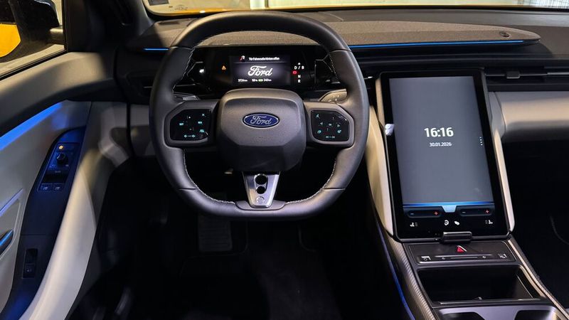 Der schwenkbare, 14,6 Zoll große Touchscreen in der Mittelkonsole ist natürlich ein Magnet für Fingerabdrücke. Die stören aber nicht, wenn der Screen aktiv ist. Positiv ist, dass angesichts der vielen Fahrzeugfunktionen die Bedienungsanleitung schnell über das Infotainment-System abrufbar ist. Die Ambientebeleuchtung lässt sich an die eigenen Bedürfnisse anpassen. (Bild: Achter – VCG)