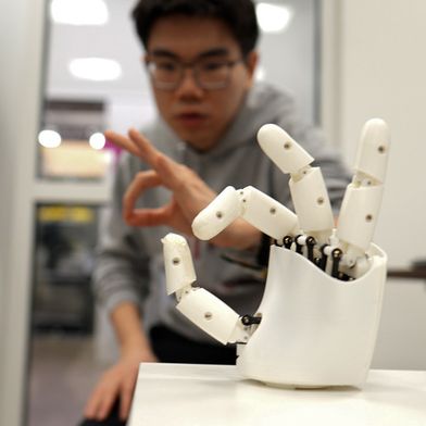 Durch Bewegungen ihrer Hände und Finger können Nutzer einen Roboter dazu bringen, Klavier zu spielen oder einen Basketball zu werfen, oder sie können Objekte in einer virtuellen Umgebung manipulieren. (Bild: Melanie Gonick)