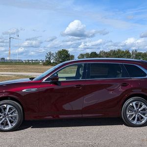 Dank der eleganten Linienführung wirkt das knapp fünf Meter lange Crossover-Modell nicht wuchtig. (Bild:  Mauritz – VCG)