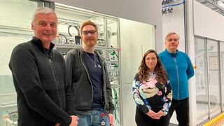 Vor der Demonstrationsanlage im Likat-Technikum : Dr. Henrik Junge, Dr. Stefan Peters, Dr. Alejandra Carbajal und Projektleiter Dr. Sebastian Wohlrab. (Bild: R. Rachow/ Liakt)