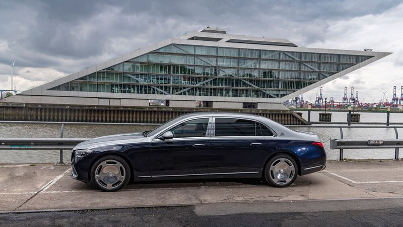 Der Maybach streckt sich gegenüber der S-Klasse mit dem längeren Radstand um nochmals 18 Zentimeter und kommt so auf ein Gardemaß von 5,47 Meter. (Bild: Mercedes)