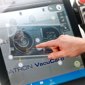 Das Smart Milling der Zukunft ist bei Datron schon heute mit der einfachen Steuerung und dem Einmessen per Wischgeste auf dem 24“ Touch-Display erhältlich.