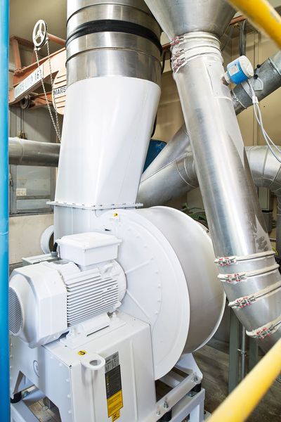 Synchronreluktanzmotor von ABB am Aspirationsventilator von Bühler, installiert bei UFA. (Bild: ABB)
