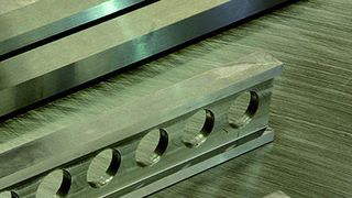 Bild 1: Führungsleisten für Gleitführungen und zur Kombination mit Rollenkörpern. Voraussetzung für hohe Maßgenauigkeit und Langlebigkeit sind hochwertige Stähle. (Archiv: Vogel Business Media)