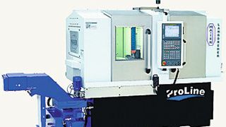 Die Maschine gibt es als reinen Langdreher und als Lang-Kurzdreher, der vom Langdreher innerhalb von 20 Minuten in eine Kurzdrehmaschine verwandelt werden kann. (Bild: Maier Werkzeugmaschinen)