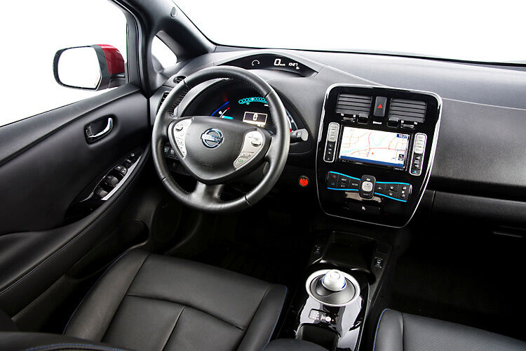 Erstmals an Bord des Nissan Leaf ist der Around View Monitor (AVM). Er projiziert eine Aufsicht des Fahrzeugs auf das sieben Zoll große farbige Display des Navigationsgeräts und erleichtert das Rangieren.  (Foto: Nissan)