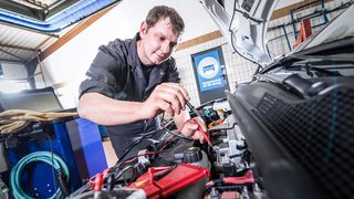 Reparaturen an Elektrofahrzeugen werden bald Alltag in allen Kfz-Betrieben sein – auch in freien Werkstätten. (Bild: ZDK)