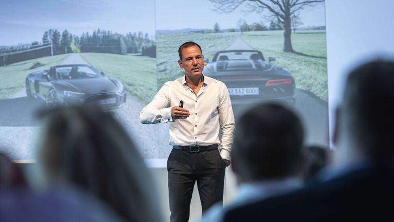 Nach der Mittagspause stand der digitale Vertrieb im Fokus. Martin Osterberger-Seitz, Geschäftsführer der Kemptener Autohausgruppe Walter Seitz, schilderte in seinem Best-Practice-Vortrag, wie das Familienunternehmen das Online-Autohaus als zusätzliches Standbein etablieren will. (Bild: Stefan Bausewein)