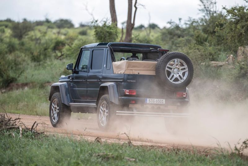In diesem Königreich auf Rädern ist man der Welt so weit entrückt, dass man sich nicht einmal für den Motor interessiert. (Daimler)