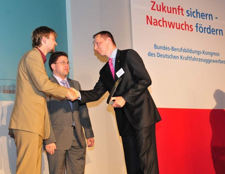 Ingo Graupner, Inhaber vom drittplatzierten Autohaus Graupner (mi.) brachte seinen besten Azubi, Martin Galland, mit zur Preisverleihung. (Archiv: Vogel Business Media)
