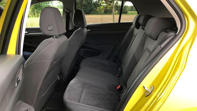 Hinten geht es im Golf 8 E-Hybrid eher kuschelig zu. (Bild: Seyerlein/»kfz-betrieb«)