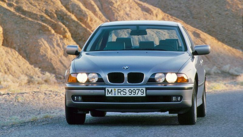  30 Jahre BMW 5er (E39) – Mit einer Neuauflage des BMW 5ers konterte München die gleichzeitig erneuerte Mercedes E-Klasse (W210). (Bild: BMW)