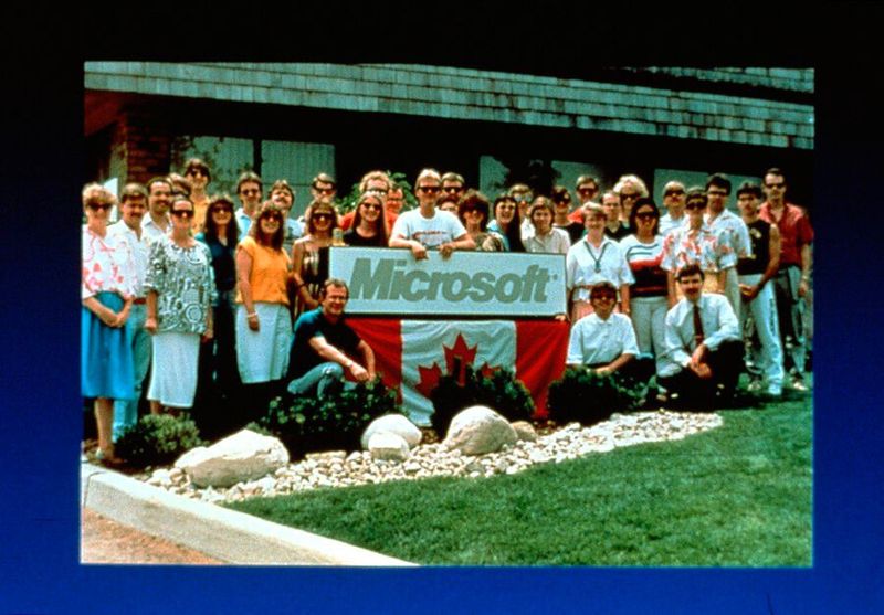 1988: Eine Gruppe von Mitarbeitern von Microsoft Kanada versammelt sich vor dem Büro in Toronto.  (Bild: Microsoft)