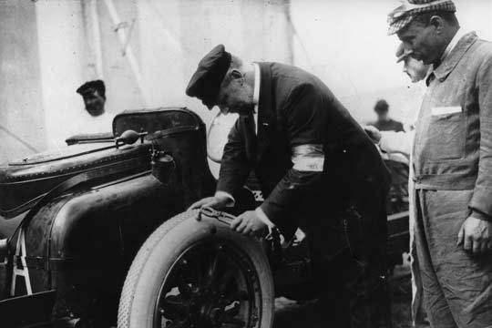 Durch die Erfindung der abnehmbaren Radfelge gewannen Michelin und Renault 1906 den weltweit ersten Grand Prix der Automobilgeschichte. (Archiv: Vogel Business Media)
